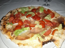 Pizzeria Mezzaluna food