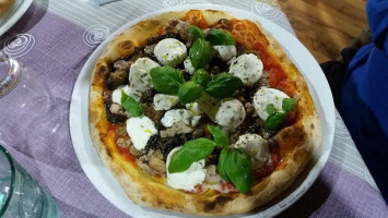 Storik Pizzeria food