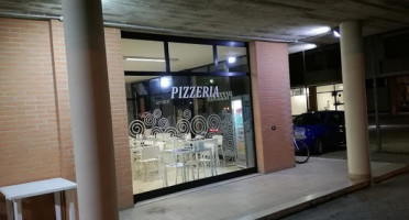 Pizzeria Capri outside