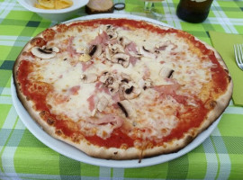 Pizzeria Amora food