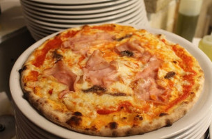 Scambulet Pizzeria food