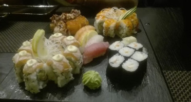 Love's Sushi food