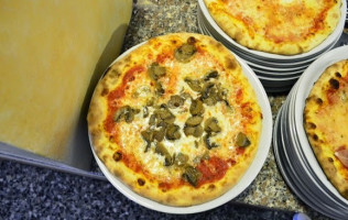 Vienna Pizza E Cucina food