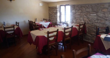 Trattoria Al Borgo Dell'arusnate inside