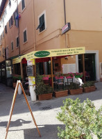 Pane E Pomodoro outside