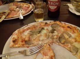 Pizzeria La Bomba Bari food