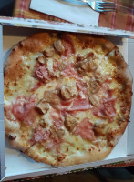 Mondo Pizza food