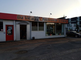 Da' Vica outside