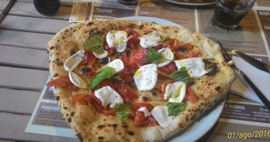 Pizzeria 'ntretella food