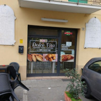 Dolce Vita outside