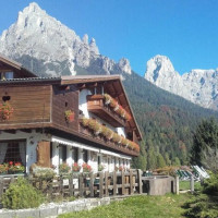 Chalet Piereni outside