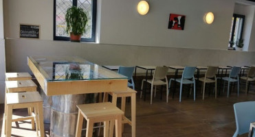 Mauri's Hamburgheria inside