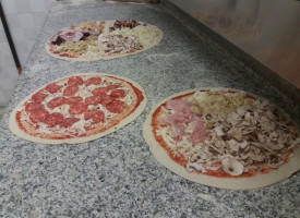 L' Angolo Della Pizza food