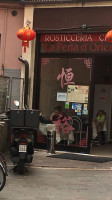 La Perla D'oriente outside