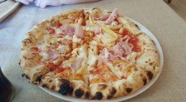 Pizzeria Vesuvio food