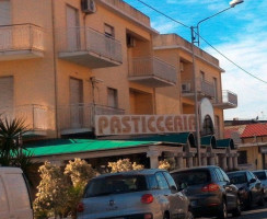 Harry's Pasticceria Gelateria outside