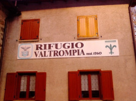 Rifugio Cai Pontogna outside