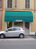 Pizzeria Varca E Napule outside