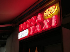 Pizzeria Taxi inside