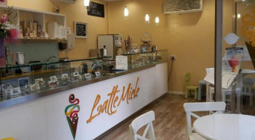 Gelateria Yogurteria Latte Miele inside