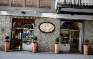 Pasticceria Gambardella outside