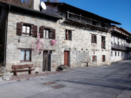 Rifugio Pelizzo outside