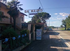 Da Mauro outside