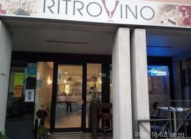 Ritrovino outside