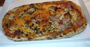 Pizza'e Cucina food