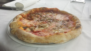 Pizza'e Cucina food