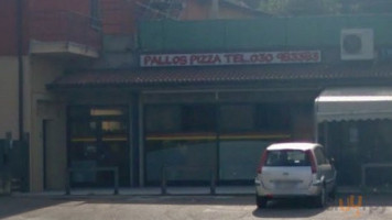 Pallos Pizza outside