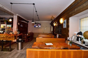 Hamburgheria Birreria Loreto inside