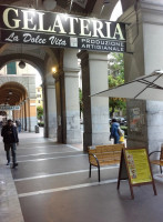 Gelateria La Dolce Vita outside