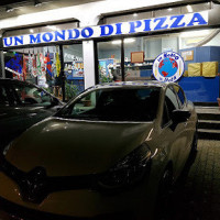 Un Mondo Di Pizza outside