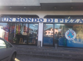 Un Mondo Di Pizza outside