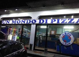 Un Mondo Di Pizza outside