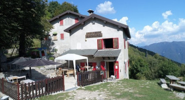 Rifugio Bugone outside