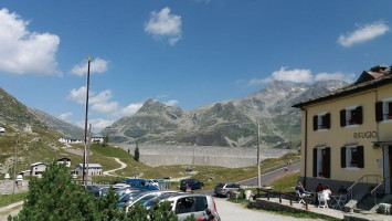 Rifugio Stuetta outside