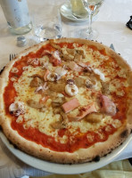 Pizzeria Italia food