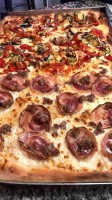 Mondo Pizza food