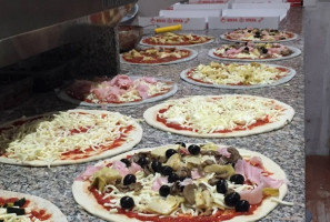 Master Pizza: Pizzeria Con Forno A Legna food