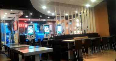 Mcdonald's Brescia Continente inside