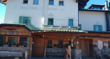 Rifugio Ratti Cassin outside