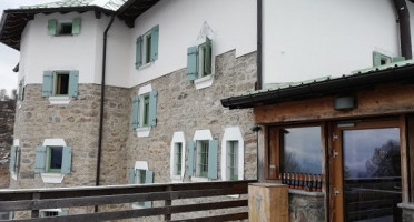 Rifugio Ratti Cassin inside