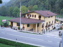 Albergo Nuovo Alpinisti outside