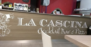 La Cascina Cocktail E Pizza inside