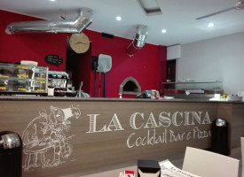 La Cascina Cocktail E Pizza inside