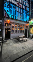 The Red Lion Pub outside