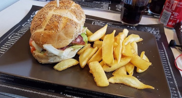 Pizburg Pizzeria Hamburgeria food