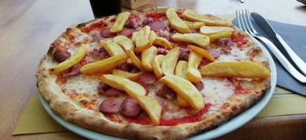 Pizzeria E Griglieria food